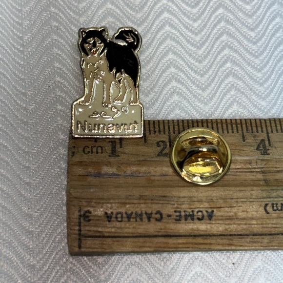 Nunavut enamel lapel/hat collector pin - Picture 4 of 4